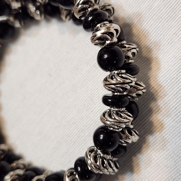 Hand Crafted Bracelet Coil Black and Silver Beaded Fits Most Memory Wire - Picture 9 of 10